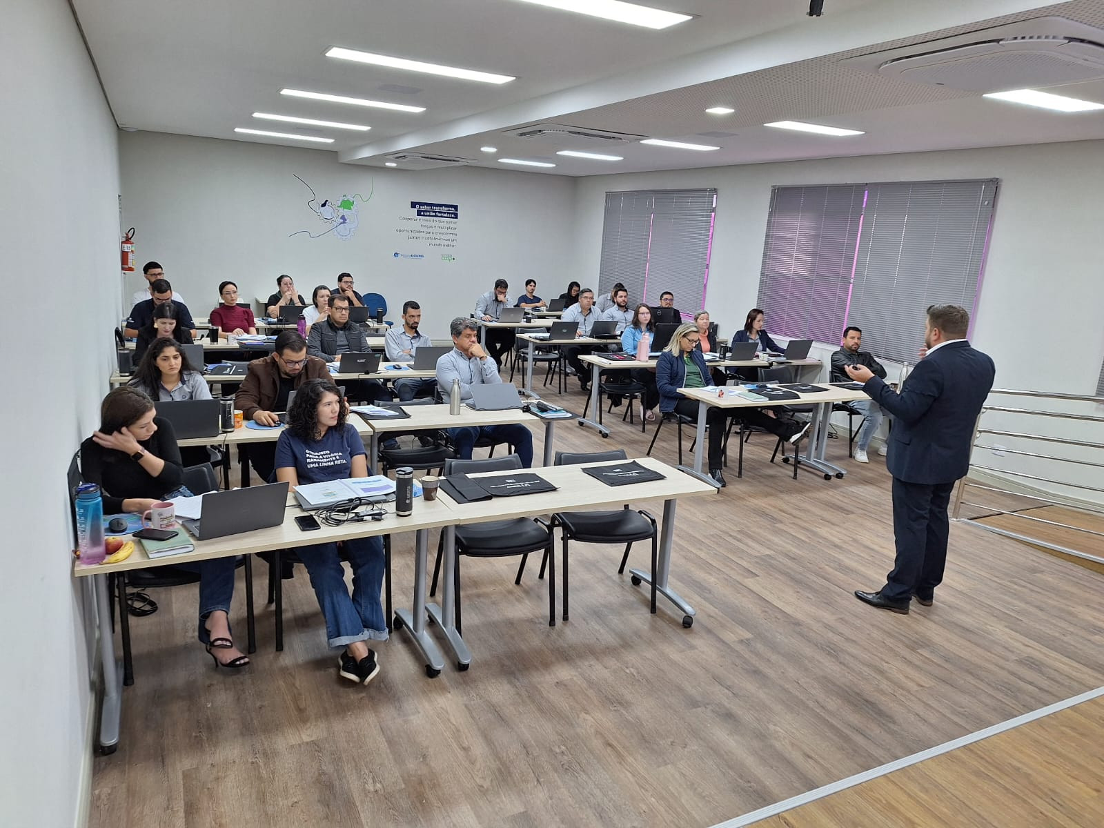 Colaboradores do Sistema OCB/MS participam de capacitação para uso de IA na elaboração de termos de referência